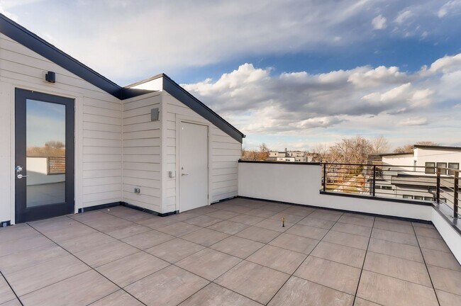 Building Photo - Sunnyside 3 Bedroom Townhomes for Rent