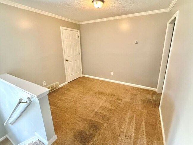 Building Photo - Spacious 4 bedroom with den available now in Cordova.