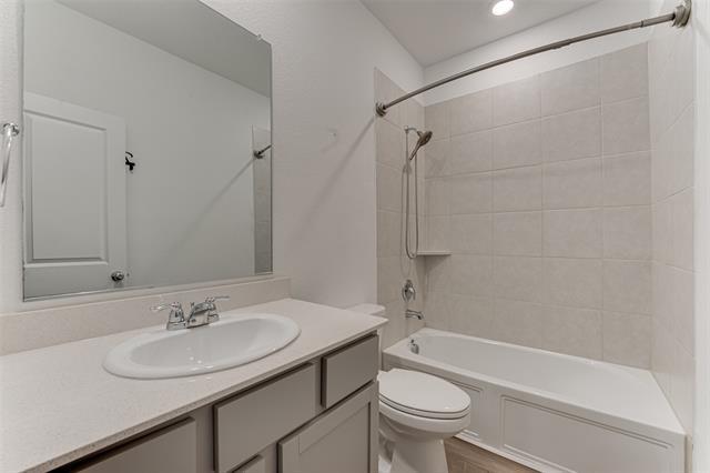 Building Photo - 832 Tulip Ct