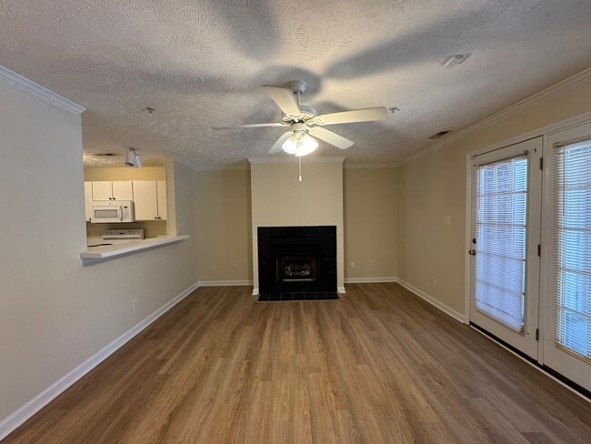 Building Photo - Lovely 2 Bedroom King's Grant Condo