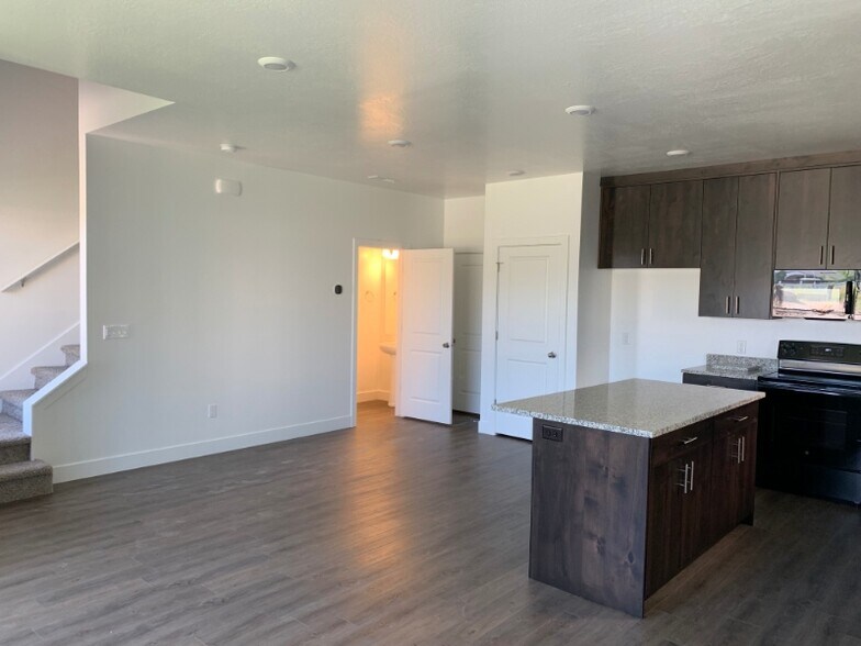Building Photo - 440 W 85 S