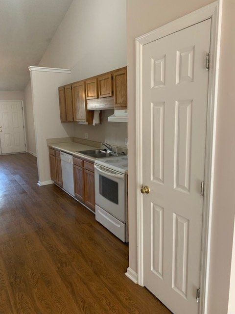 Building Photo - 2002 River Dr