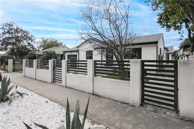 Building Photo - 8143 Hazeltine Ave