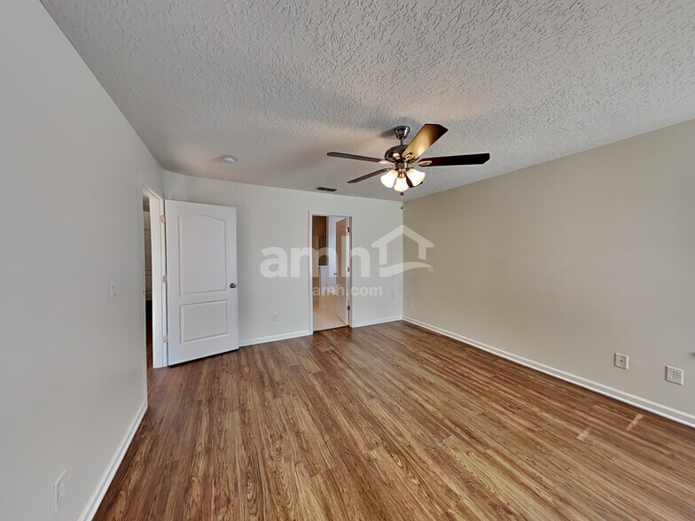 Building Photo - 985 Hyannis Port Dr