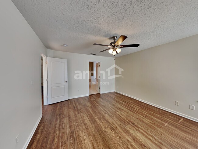 Building Photo - 985 Hyannis Port Dr