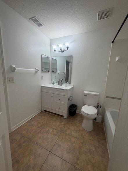 Building Photo - 16131 Loneoak View Dr