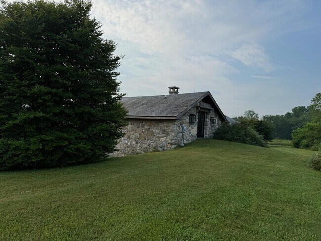 Building Photo - 691 Wiltsie Bridge Rd