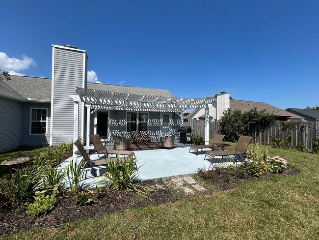 Building Photo - Charming home nestled in Courtney Pines with full fenced backyard!