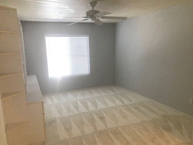 Building Photo - 2 Bedroom 2 bath condo with a den ready fo...