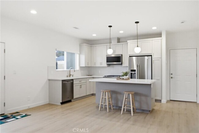 Building Photo - 215 E 2nd St