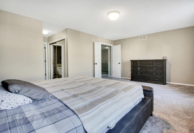 Building Photo - 2 Bedroom 2 Bath Beautiful Modern Living in Maple Grove for $2,150/month! 2 Stall Garage Included!