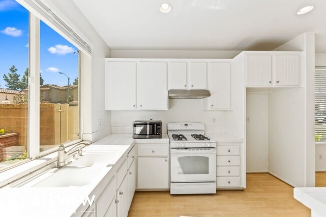 Building Photo - Bright & Spacious 3-Bedroom 2.5 Bath Home in Gated Oak Creek Community