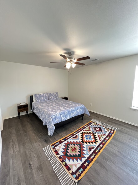 Building Photo - 1018 S Benchmark Ln