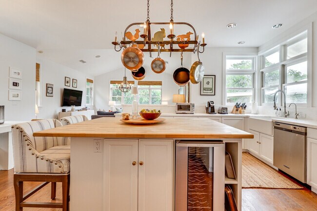 Building Photo - 6256 Dry Creek Rd