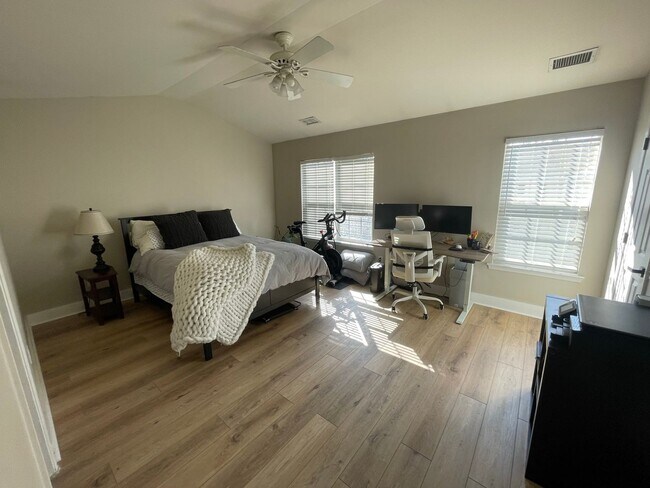 Building Photo - Charming 2-3 BR Townhome in South Park Cha...