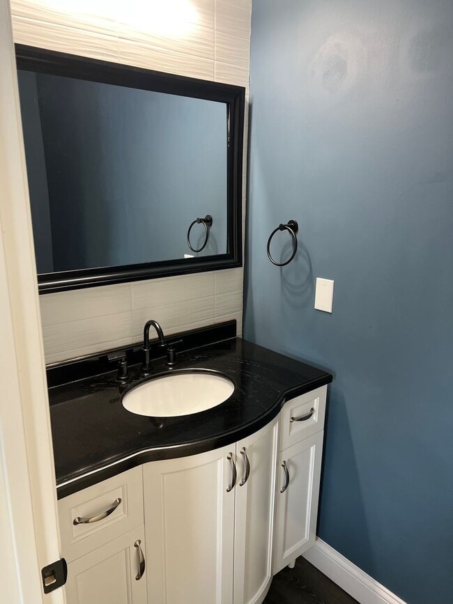 Building Photo - Gorgeous 4 bd, 2.5 bth Lakewood Stunner!