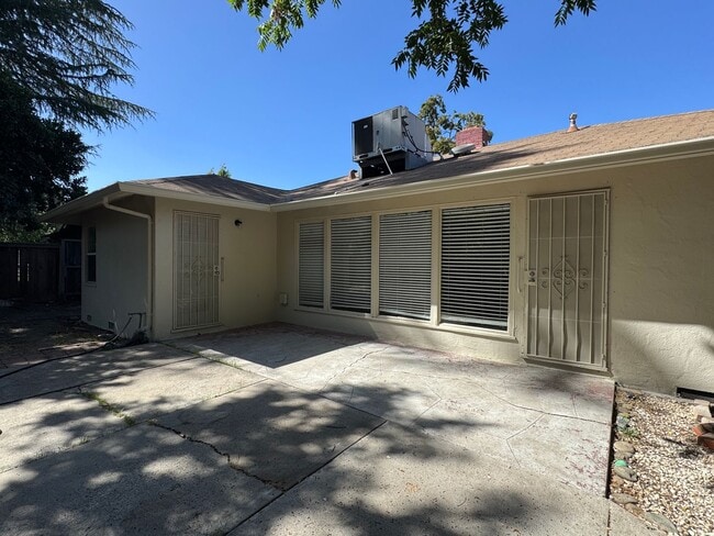 Building Photo - 1220 W Benjamin Holt Dr
