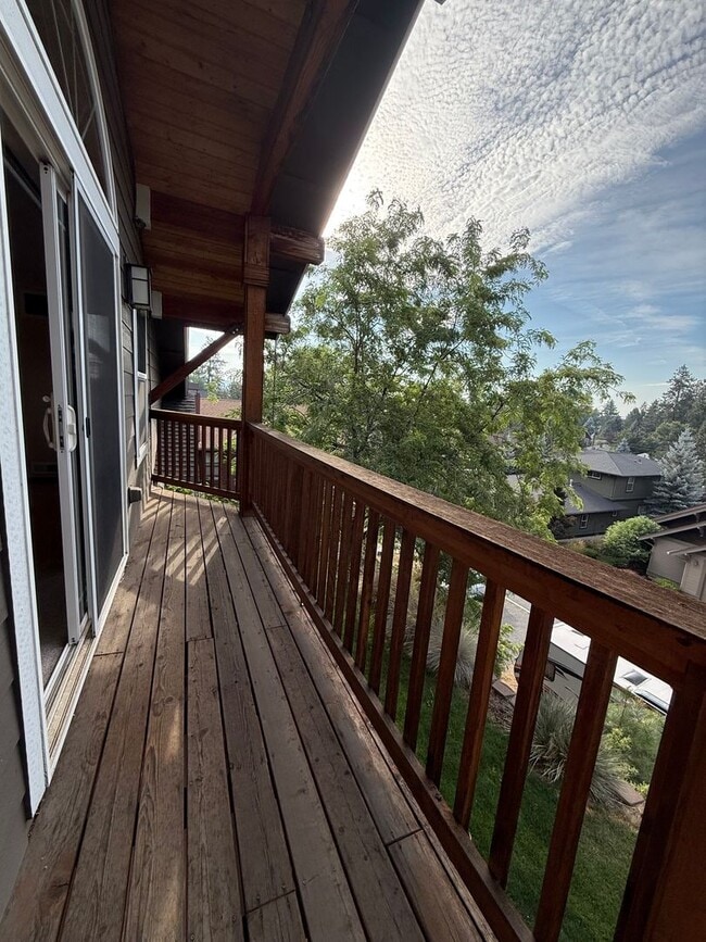 Building Photo - Spacious 3 Bed/3.5 Bath Home with Two Prim...