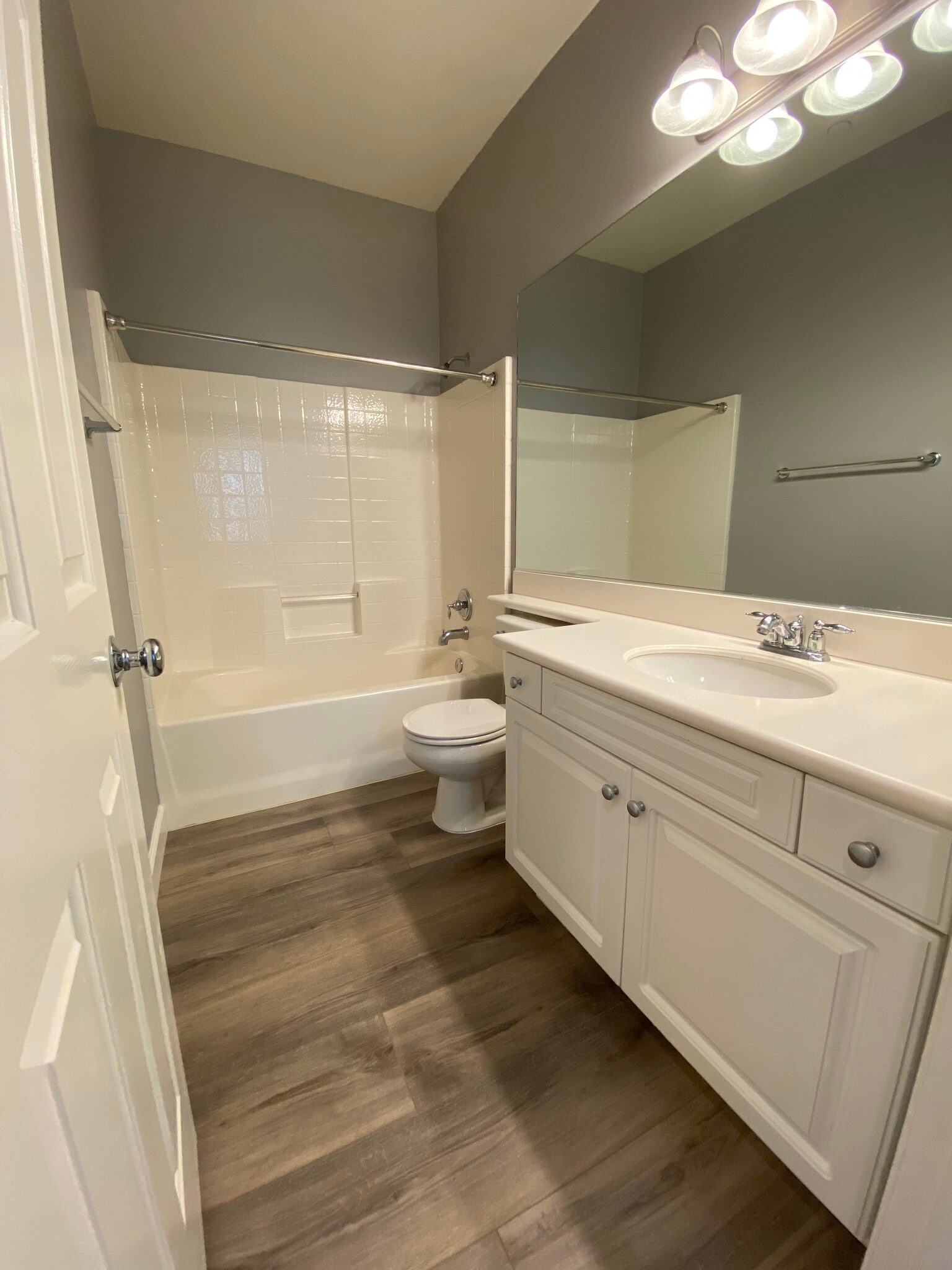 Building Photo - 27352 Oaktree Pl