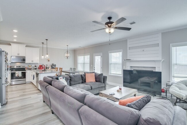 Building Photo - 4 Bedroom 2 Bathroom Two Story Home