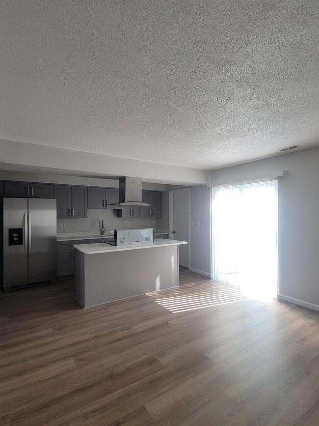Building Photo - 4 bedroom 2.5 bathroom townhouse