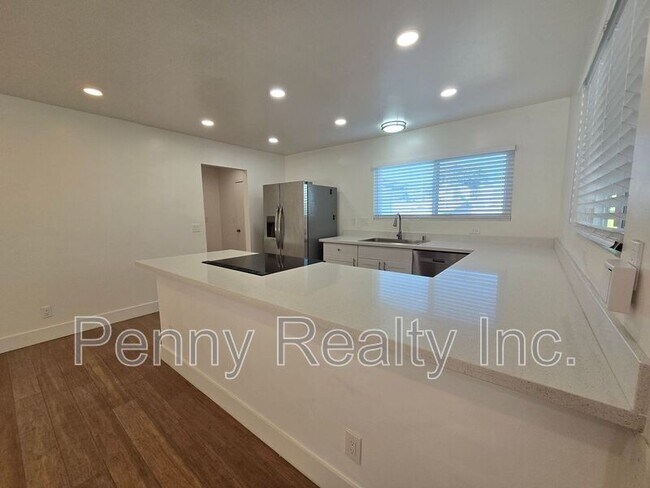 Building Photo - 6046 Reo Pl