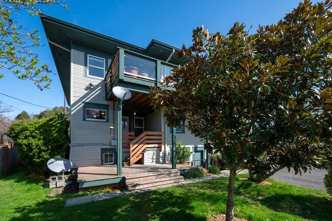 Building Photo - Charming 1BR/1BA Main Floor View Unit in Desired Neighborhood (Sunset Hill)