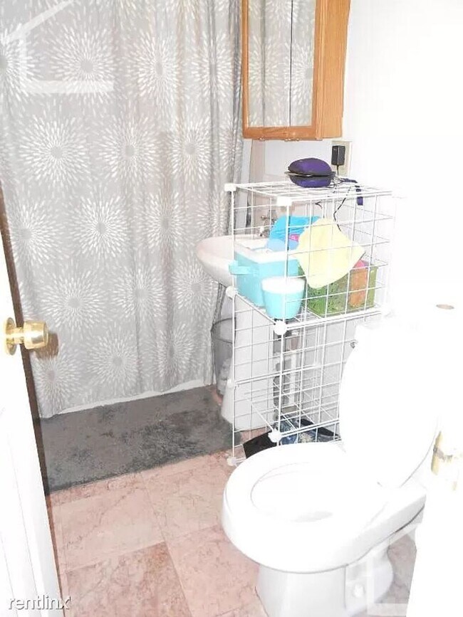 Building Photo - No Brokers Fee, Large Apartment in brighton, Heat, Hot Water Included, Eat-in Kitchen, Porch, Par...