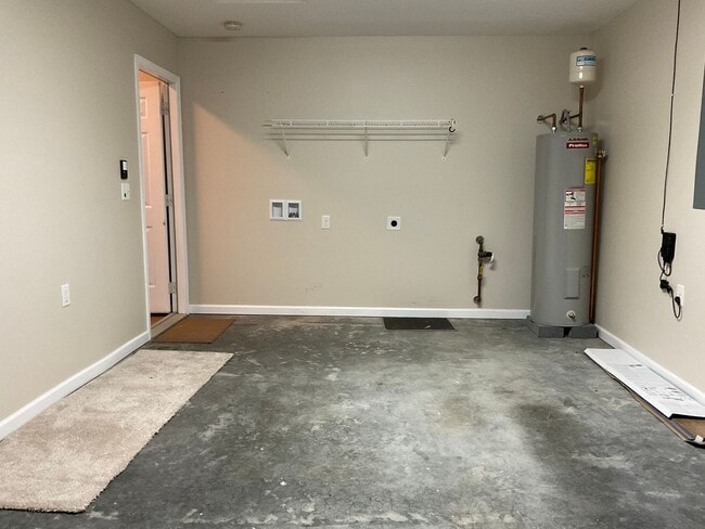 Building Photo - 3 bedroom/2 bath home