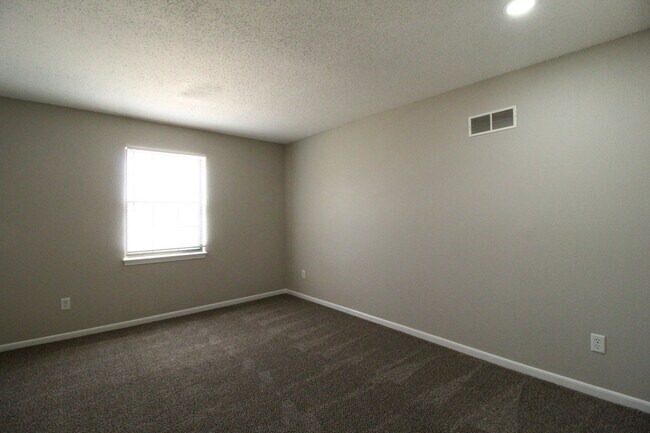 Building Photo - Updated 3 Bedroom 2 Bath Duplex in Olathe