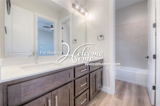 Building Photo - 262 Commodore Dr