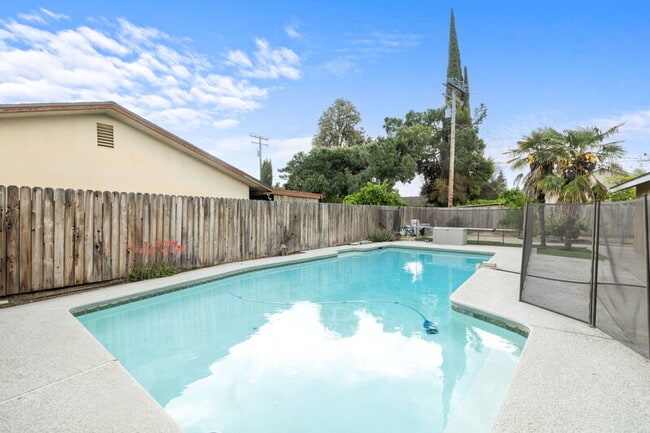 Building Photo - 1212 S Demaree St