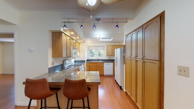 Building Photo - Room in 4 Bedroom Home at 921 Lakebird Dr