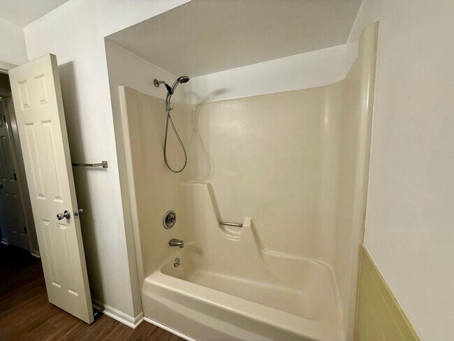 Building Photo - 2 Bedroom Duplex In Wyoming Available December 1st