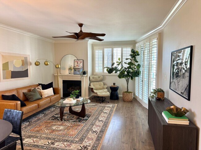 Building Photo - Gorgeous 3 Bed, 2 Bath Unit with Ocean Views