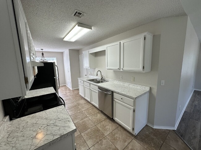 Building Photo - 1306 Cresent St