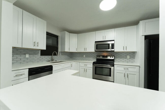 Primary Photo - 1181 SW Sarto Ln