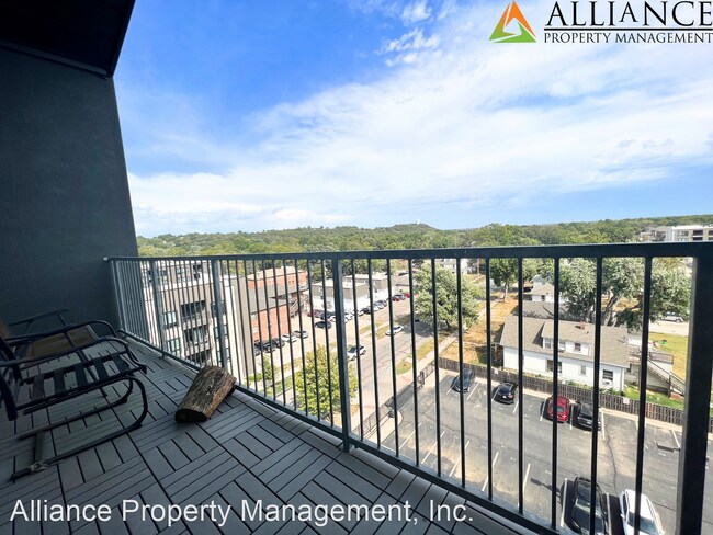Building Photo - 2 br, 2 bath House - 820 N. Manhattan Ave....
