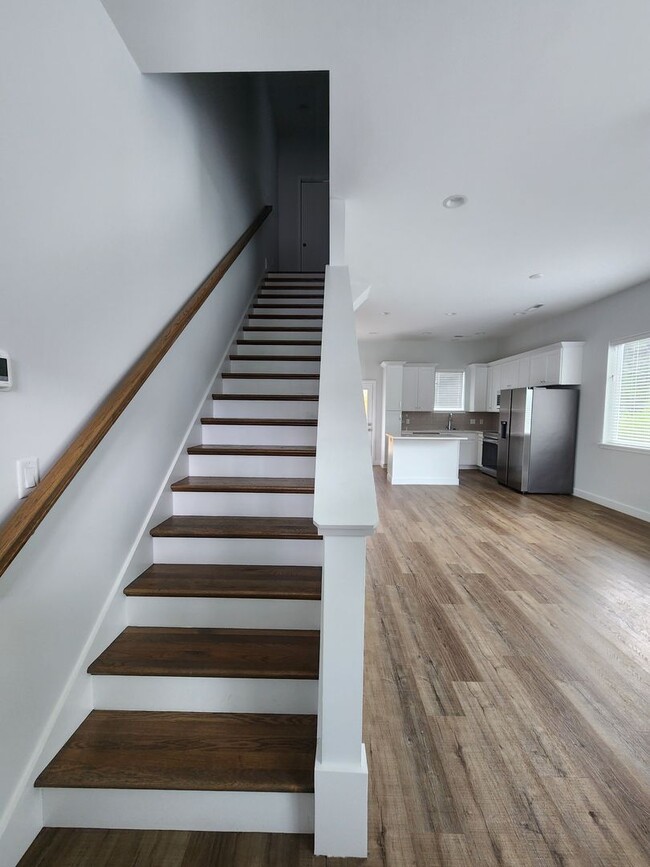 Building Photo - Black Mountain Rental!
