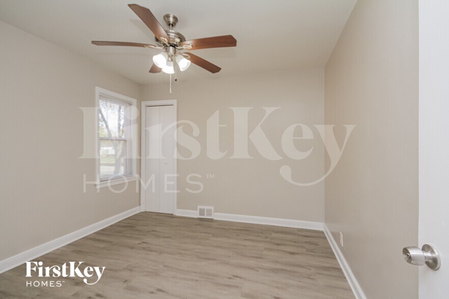 Building Photo - 8912 S Sacramento Ave