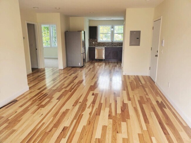 Building Photo - 50-60-60 Village Green S