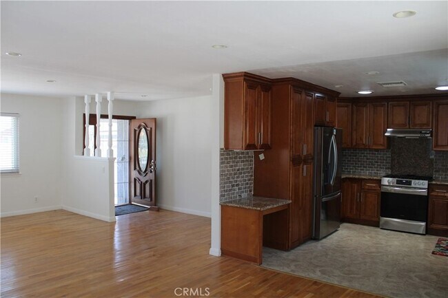 Building Photo - 5192 Robinwood Dr