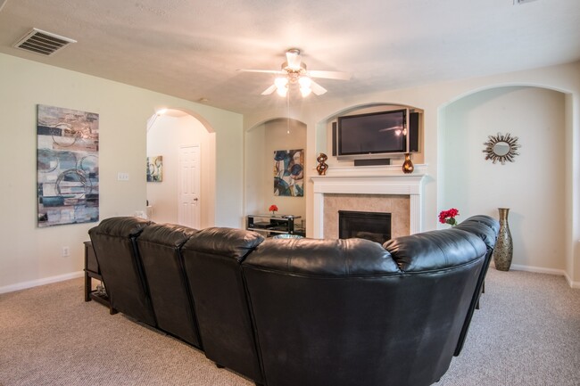 Building Photo - 15 Aquiline Oaks Pl