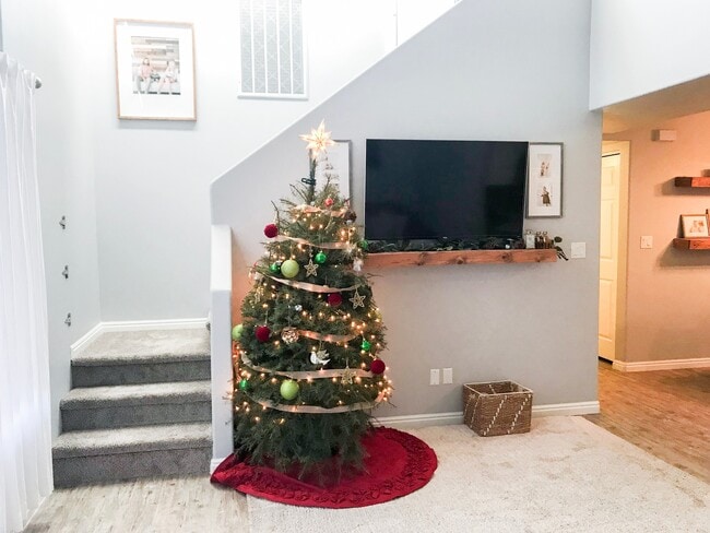 Building Photo - 3 bedroom, 2 bath townhome, end unit, great location!