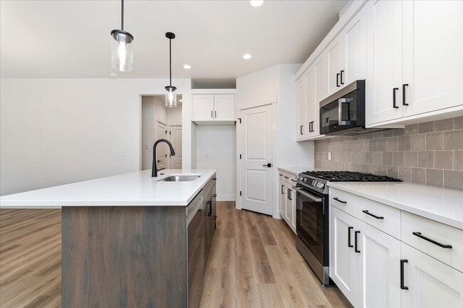 Building Photo - Brand New 3 Bed 2.5 Bath Townhouse With Many Amenities