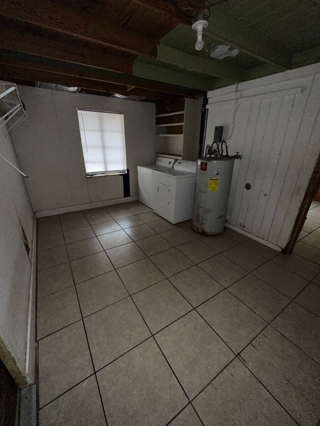 Building Photo - 3 Bed 1 Bath House with Fenced-in Yard. Available NOW!