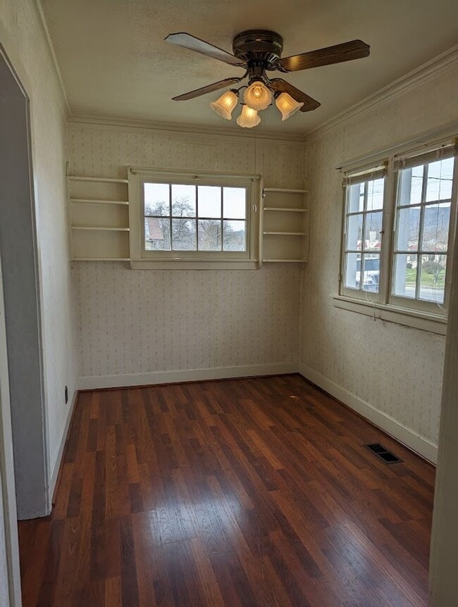 Building Photo - Charming 3 bedroom Normal Hill house