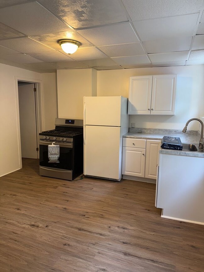 Building Photo - Newly Remodeled 2-Bedroom Townhouse