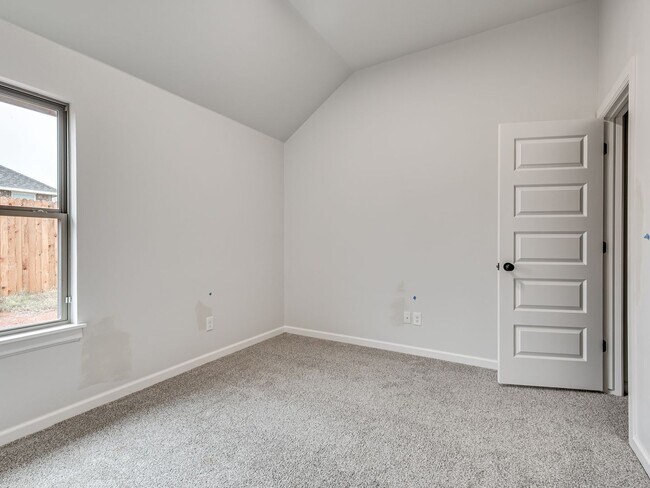 Building Photo - Newer Home in Moore!