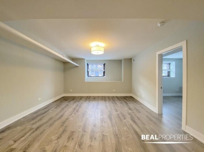 Building Photo - 2 bedroom in EVANSTON IL 60202